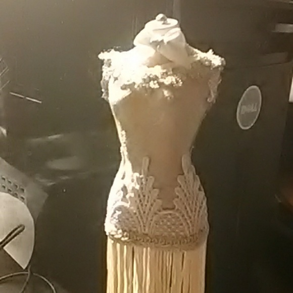 *****CLEARANCE vintage tassel statue - Picture 2 of 3